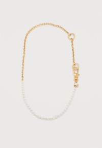 Βραχιόλι αλυσίδα από χρυσό με τμήμα από μικρές λευκές πέρλες και χρυσό κούμπωμα με σχήμα καβουριού που διαθέτει μια μικρή καρδιά με διαυγή πέτρα.