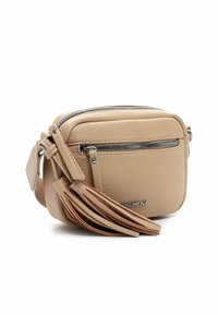 Borsa a tracolla in pelle beige con superficie testurizzata, forma rettangolare, cerniere argentate e un accento a nappina sul lato.