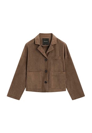 Veste courte en daim marron avec col à revers, trois boutons noirs, deux poches plaquées devant et une poche poitrine passepoilée.