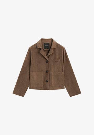 Veste courte en daim marron avec col à revers, trois boutons noirs, deux poches plaquées devant et une poche poitrine passepoilée.