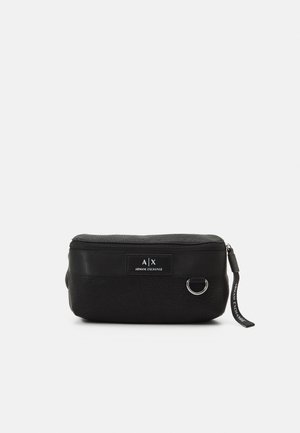Pochette noire Armani Exchange avec fermeture éclair, languette en tissu, anneau en métal et écusson logo au centre avant.