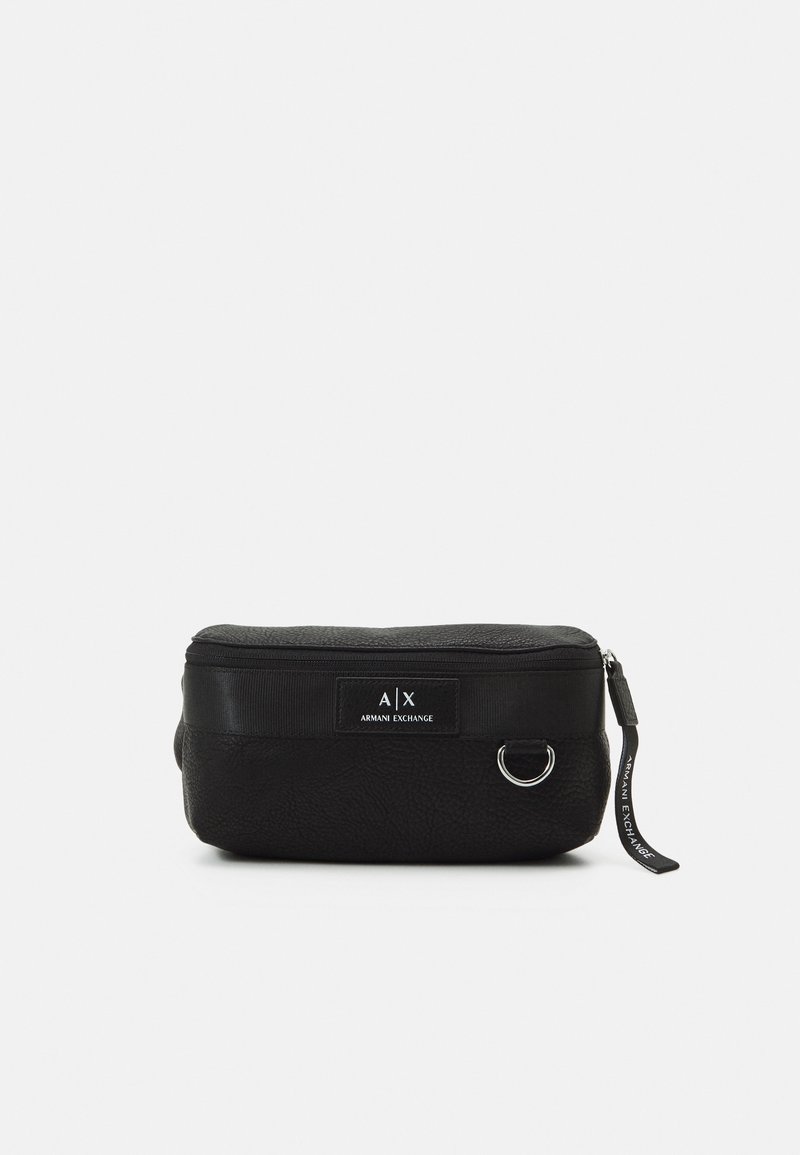 Pochette noire Armani Exchange avec fermeture éclair, languette en tissu, anneau en métal et écusson logo au centre avant.