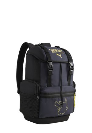 Czarny i ciemnoniebieski plecak z żółtym konturem Pikachu, logo Pokémon i Puma, wieloma kieszeniami oraz regulowanymi paskami na ramiona.