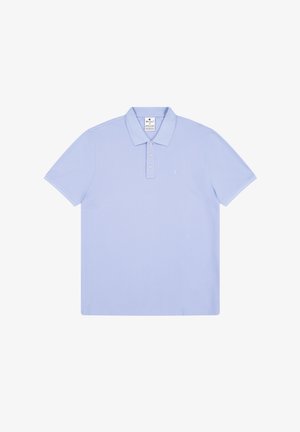 Polo de color azul claro hecho de algodón, con cuello, tapeta de tres botones y un pequeño logo bordado en el pecho. Mangas cortas.