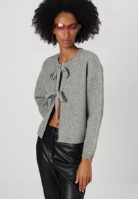 Vero Moda O NECK - Gilet - medium grey