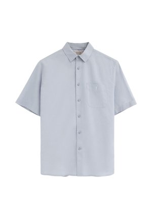 Jasnoniebieska koszula na krótkie rękawy z kołnierzykiem, kieszenią na piersi oraz małą, białą haftowaną postacią na kieszeni.