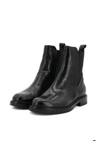 Bottines en cuir noir avec une texture lisse, panneaux latéraux élastiques et un petit talon carré, présentant une pointe arrondie et un design minimaliste.