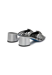 Sandali con tacco argentato e cinturini neri, caratterizzati da un design testurizzato e adornati con piccoli strass lungo i bordi dei cinturini.