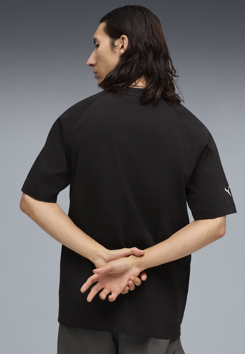 Puma F1® RELAXED T-SHIRT - Triko s potiskem - black