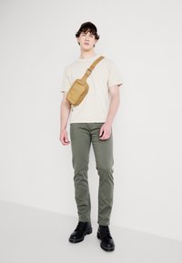 GAP PANT - Jeans slim fit - olive