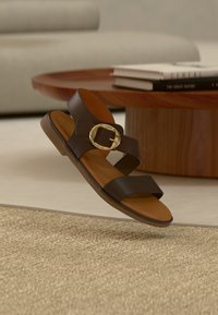 Sélectionné, brown