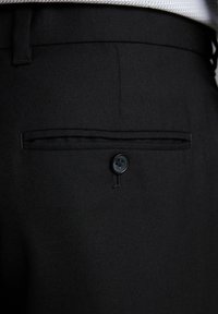 Pantalons noirs avec une texture unie, une coupe droite et une poche arrière unique fermée par un bouton noir, avec des détails de couture discrets.