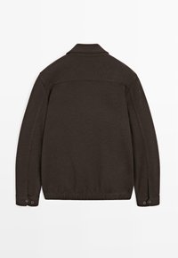 Ciemnobrązowy sweter-kurtka z kołnierzem, szwem na plecach, długimi rękawami i mankietami zapinanymi na guziki. Gładka tekstura, minimalistyczny design.