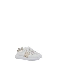Sneakers bianchi in pelle con un accent gold lucido sul tallone, caratterizzati da un pannello laterale decorato e una suola in gomma bianca texturizzata.
