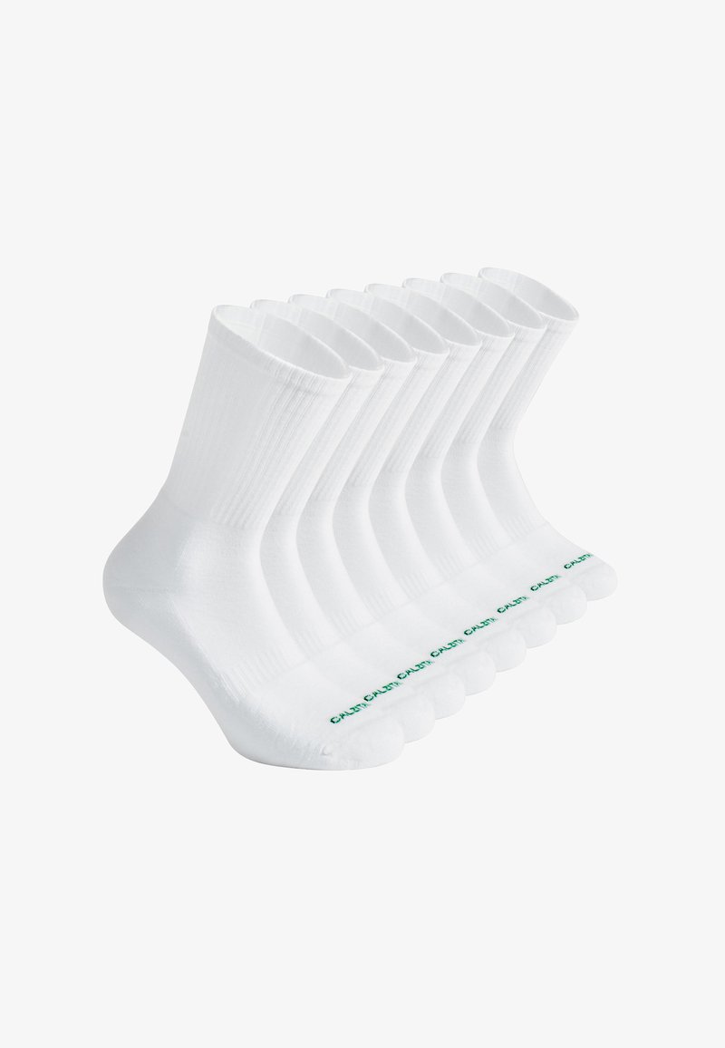 Calcetines de algodón blancos de corte medio, con diseño acanalado y un logo verde a lo largo del tobillo. Paquete de seis, forma estándar, textura suave.