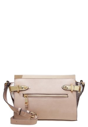 Sac à main rectangulaire beige avec boucles dorées, poche zippée sur le devant et bandoulière réglable avec bords cousus.