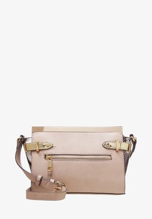 Sac à main rectangulaire beige avec boucles dorées, poche zippée sur le devant et bandoulière réglable avec bords cousus.