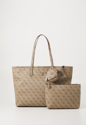 Geantă de umăr bej cu un model geometric logo, două mânere lungi și un detaliu din metal lucios. Include un mic pouch asortat și un etui cu fermoar.