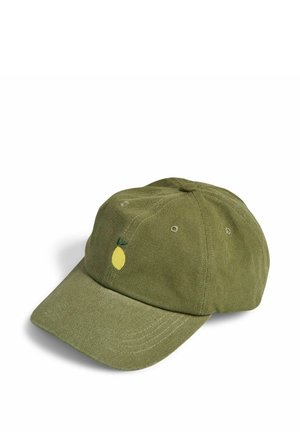 Casquette de baseball vert olive avec un petit citron jaune brodé et une feuille verte sur le panneau avant.