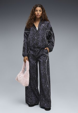 Puma, PUMA SPORT ANIMAL RELAXED AOP WIDE LEG WOVEN PANTS - Pantalon de survêtement - inky depths