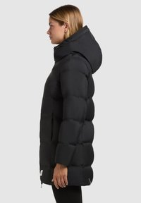 Fekete kapucnis tollkabát steppelt mintával, teljes hosszában cipzárral és oldalzsebekkel. Matt felületű, sima anyag.