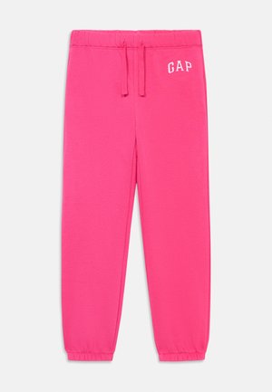 Calças de jogger de cintura elástica em rosa brilhante, com cordão e o logótipo "GAP" na parte superior da coxa esquerda, apresentando punhos elásticos nos tornozelos.