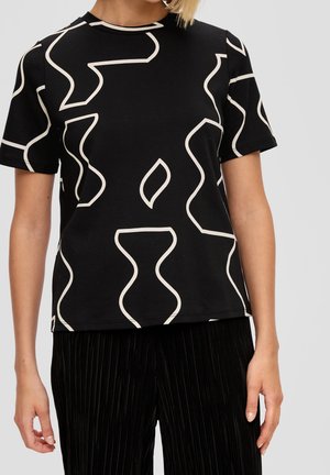 Czarna koszula z krótkim rękawem z białymi abstrakcyjnymi wzorami liniowymi. Z okrągłym dekoltem i luźnym krojem, wykonana z miękkiego materiału. W połączeniu z czarnymi plisowanymi spodniami.