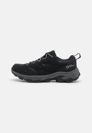 Schwarze Wanderschuhe aus einer Kombination von Wildleder und Mesh-Materialien, mit einer grauen Gummisohle und reflektierenden Schnürsenkeln.