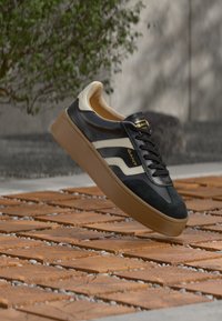 Δεν επιλέχθηκε, black/off white