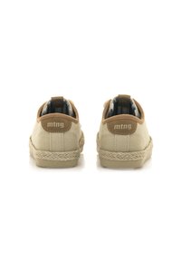Chaussures en toile beige avec un talon en suède marron, semelle en corde tressée et patch en cuir à l'arrière, présentant une doublure en tissu texturé.
