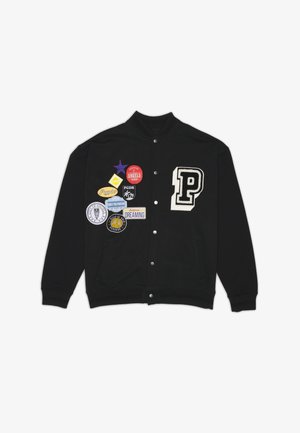 Schwarze Varsity-Jacke mit Knöpfen, geripptem Kragen und Bündchen, mit großem weißem Buchstaben P und bunten Aufnähern auf der linken Brustseite.