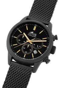 Montre chronographe avec un bracelet en métal maillé noir, cadran rond noir, index horaires dorés, trois sous-cadrans et un affichage de la date à 6 heures.