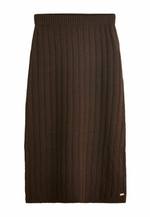 Brauner Strick-Midirock mit vertikalen Zopfmusterungen und elastischem Bund, der ein kleines metallisches Markenschildchen nahe dem Saum aufweist.