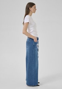 My Essential Wardrobe MID WIDE - Flared-farkut - medium blue wash
