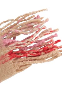 Třásnový filcový textil v béžových, růžových a červených odstínech; texturovaný s různou tloušťkou; prodloužené prameny vytvářejí vrstvený, plynulý efekt.