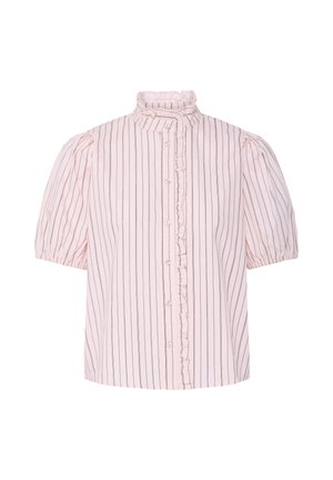 Blouse rose clair avec des rayures verticales marron, manches courtes bouffantes, col haut à volants et fermeture à boutons sur le devant.