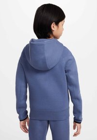 Hoodie bleu clair en mélange de coton doux, avec une grande capuche, des manches longues et des poignets noirs contrastants. La vue de dos présente une texture lisse.