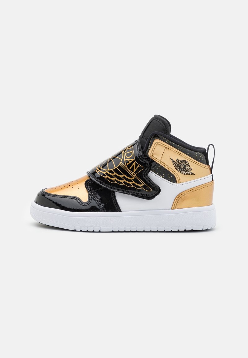 Černé, zlaté a bílé vysoké tenisky s lakovanou kůží, suchým zipem, embosovaným logem a texturovaným bočním panelem. Bílá gumová podešev.