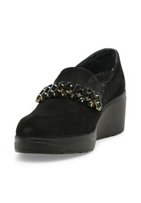 Scarpe chiuse in suede nero con tacco a cona, caratterizzate da un ornamento decorativo nero e oro sulla tomaia. Texture liscia.