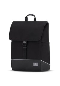 Fekete szövet hátizsák hajtogatott fedéllel, állítható pánttal, elől csatolt zárással és fényvisszaverő részletekkel az alján.