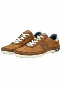 Sneaker in suede marrone con lacci bianchi, pannelli testurizzati e un morbido rivestimento. Presenta una suola in gomma e dettagli blu vicino al tallone.