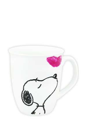 Weißer Keramikbecher mit einer schwarzen Umrissillustration eines Hundes mit geschlossenem Auge, begleitet von einem rosa Lippenabdruck nahe dem Rand.
