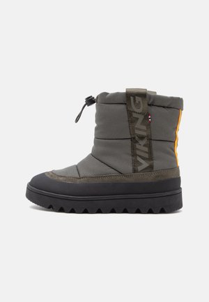 Bota de invierno aislada de color verde oscuro con suela de goma negra, lengüeta con marca "Viking" y detalle naranja en la parte trasera.