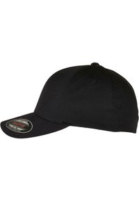 Schwarze Baseballkappe mit gebogenem Schirm, aus Stoff gefertigt. Verfügt über eine glatte Textur und ein rundes Logo-Element auf der Vorderseite.