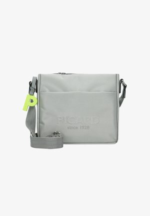 Bolso cruzado de textil gris con un bolsillo frontal, correa ajustable y una etiqueta en forma de P verde. Presenta una superficie texturizada y cierre con cremallera.
