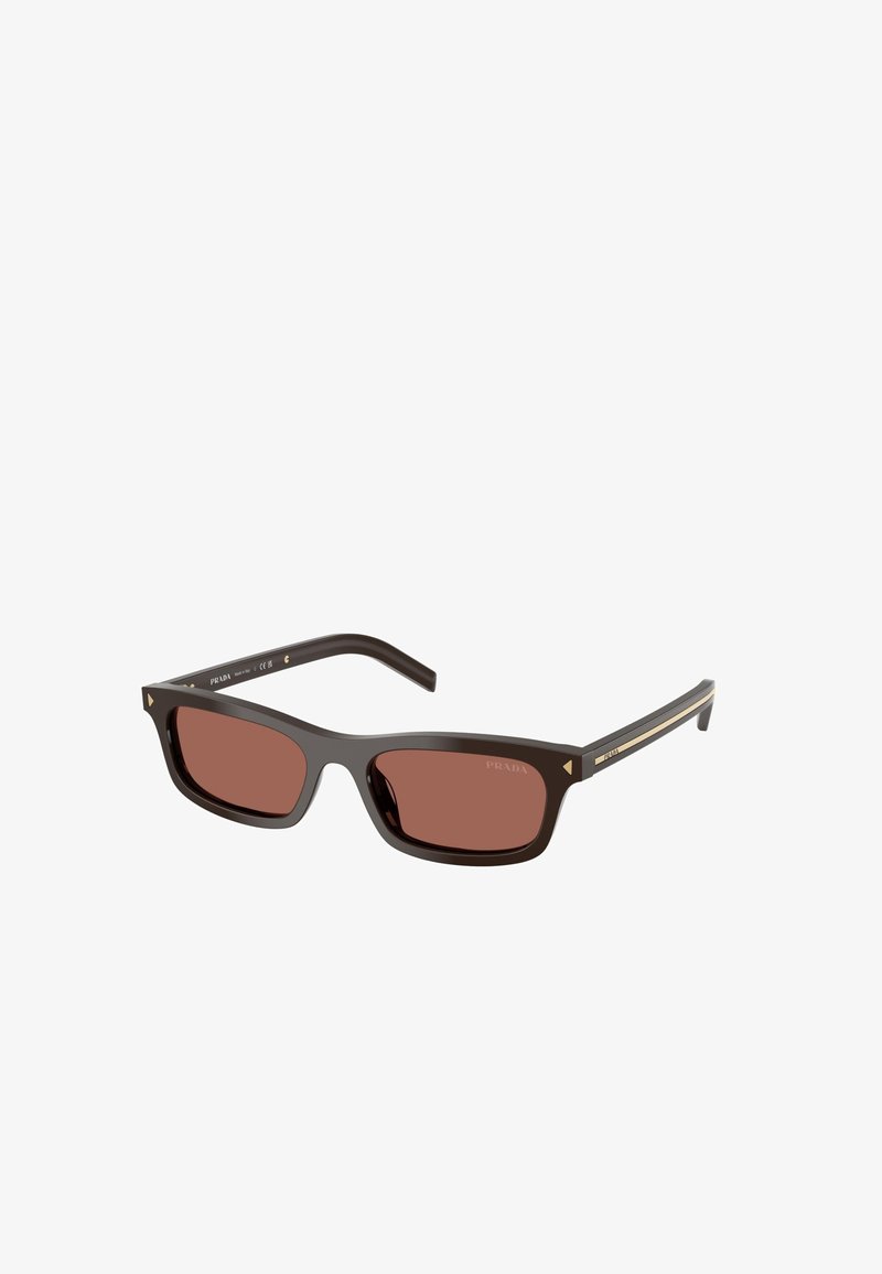 Lunettes de soleil rectangulaires noires Prada avec verres teintés marron et détails dorés sur les branches, présentées sur fond blanc.