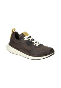 Zapatillas deportivas marrones con un верхo de cuero y malla suave, cordones blancos, un acento amarillo en el talón y una suela gruesa de goma negra.