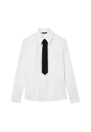 Camicia bianca a maniche lunghe aderente con colletto appuntito e cravatino nero sottile fissato, mostrata distesa su sfondo bianco.