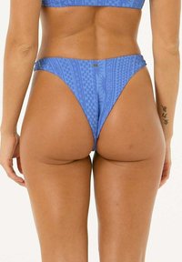 Lichtblauwe bikini onderkant met een hoge uitsnede, voorzien van een textuurpatroon en minimale bedekking, gemaakt van rekbaar zwemmateriaal.