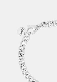 Bracciale in argento metallico con maglie intrecciate, dotato di chiusura a moschettone e di un piccolo tag inciso con "LIU·JO."